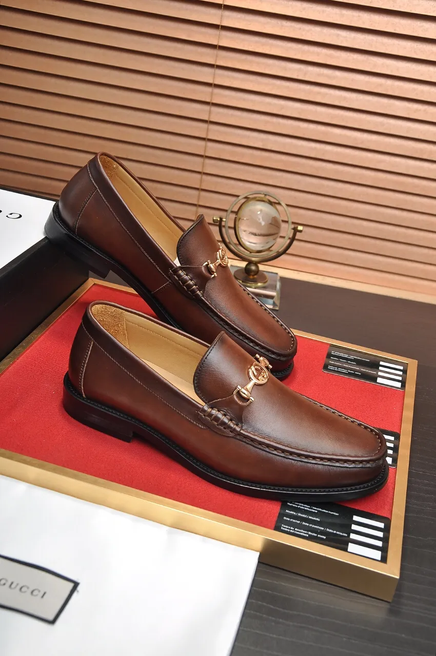 Men's shoes💰560💶Italy's top luxury men's shoe giant (GUCCI) (Gucci) (full cowhide lining) new arrival🍃Original European style🔰 Pleasant to the eye😍In order to make the shoes more durable and non-deformable🌀The production continues to follow traditional methods but there is still no lack of innovation💪Choose original sheepskin for the leather♻️ Smooth and natural And extra bright ⭐Made of imported cowhide, the first choice of rich people 38-45 (45 customized)